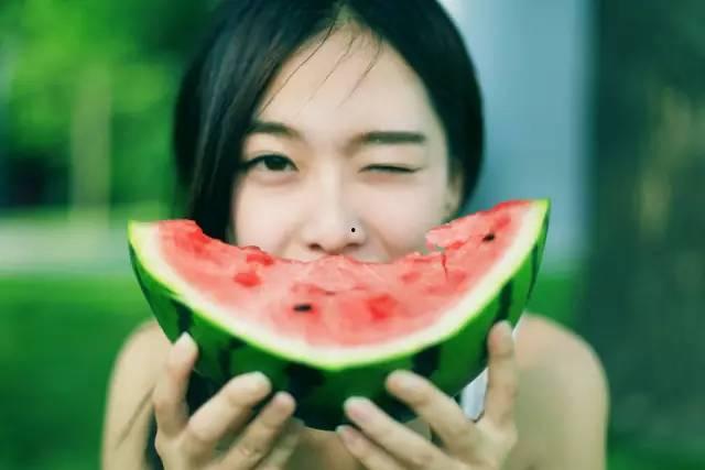 娱乐吃瓜酱还伞,揭秘明星遮阳伞背后的时尚风云  第1张